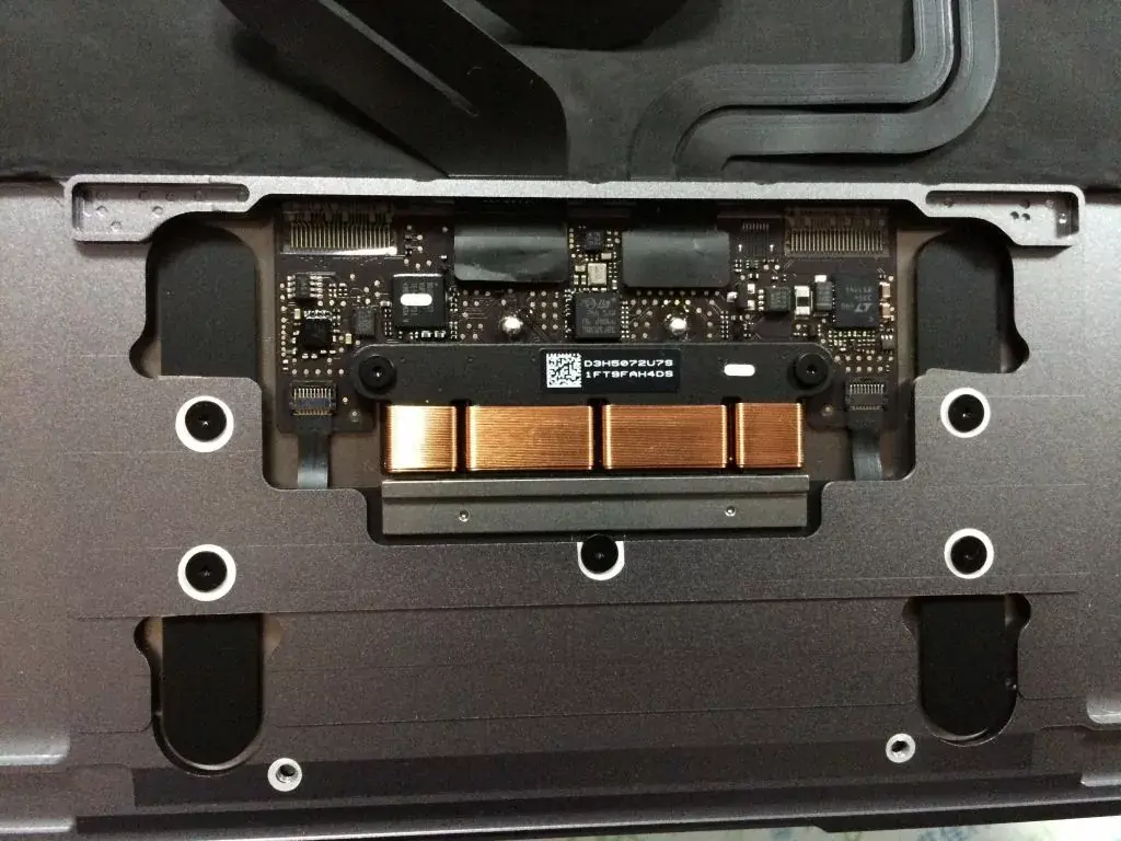 Le MacBook 12" a été démonté : une carte mère riquiqui et beaucoup de batteries !