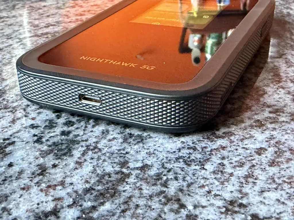 Le port de charge USB-C qui permet aussi de se passer du Wi-Fi en le connectant directement &agrave; un ordinateur