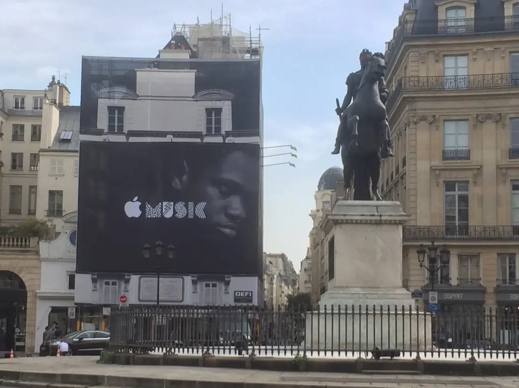 En images : une pub Apple Music & un van Apple à Paris, le "Venus" en balade en Corse !