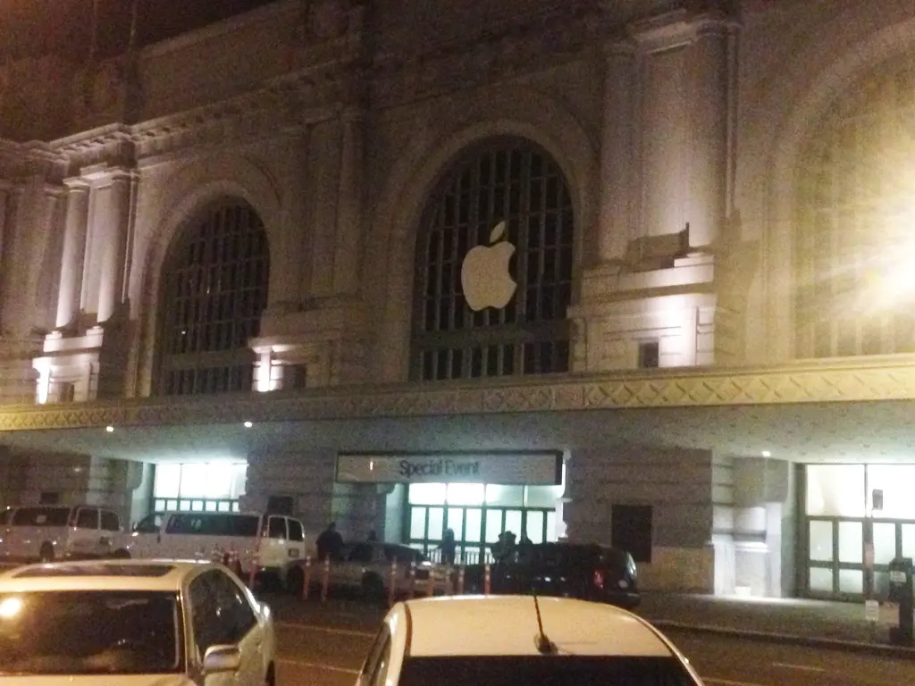 L'image du jour : le logo Apple trône sur le Bill Graham Civic Auditorium (photo)