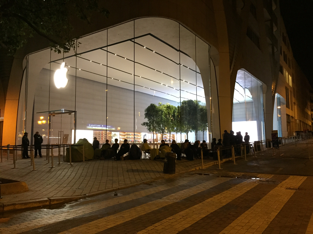 Belgique : du monde pour l'ouverture de l'Apple Store de Bruxelles ! (photos)