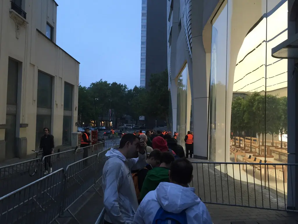 Belgique : du monde pour l'ouverture de l'Apple Store de Bruxelles ! (photos)