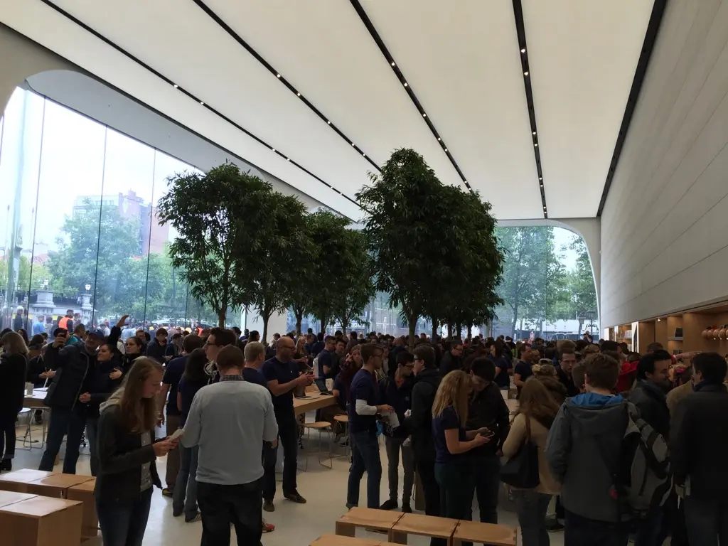 Apple Store de Bruxelles, suite : d'autres photos et un livret collector !