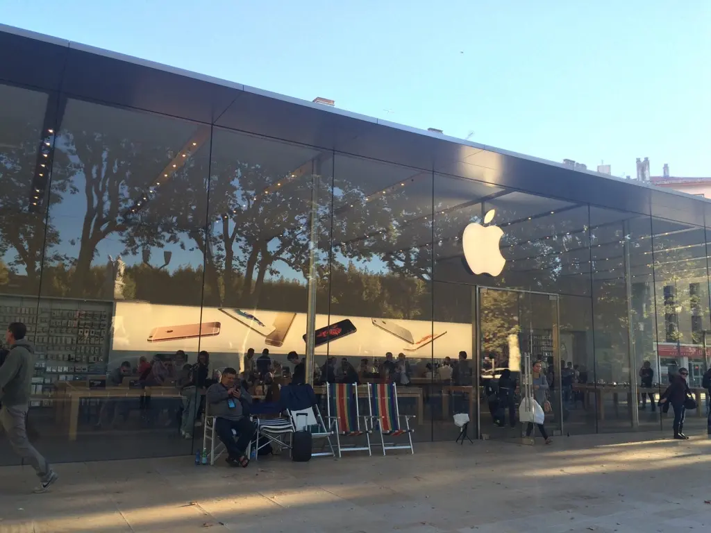 iPhone 6s : il y a déjà du monde à Nice, Aix, un peu moins à la Défense