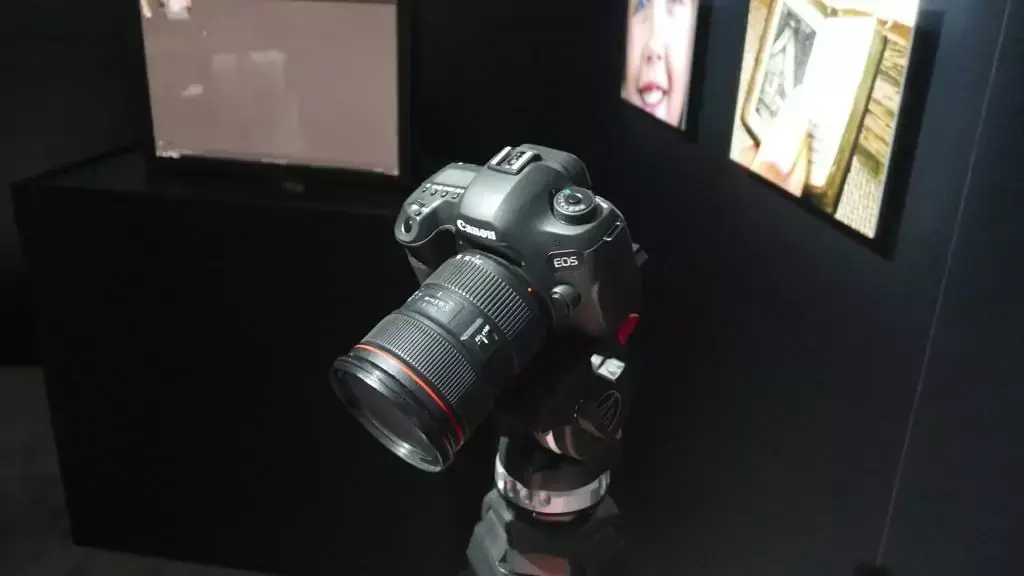 #CanonExpo : de nouveaux compacts (G5 X, G9 X et EOS M10) et un 5D (proto) à 120MP