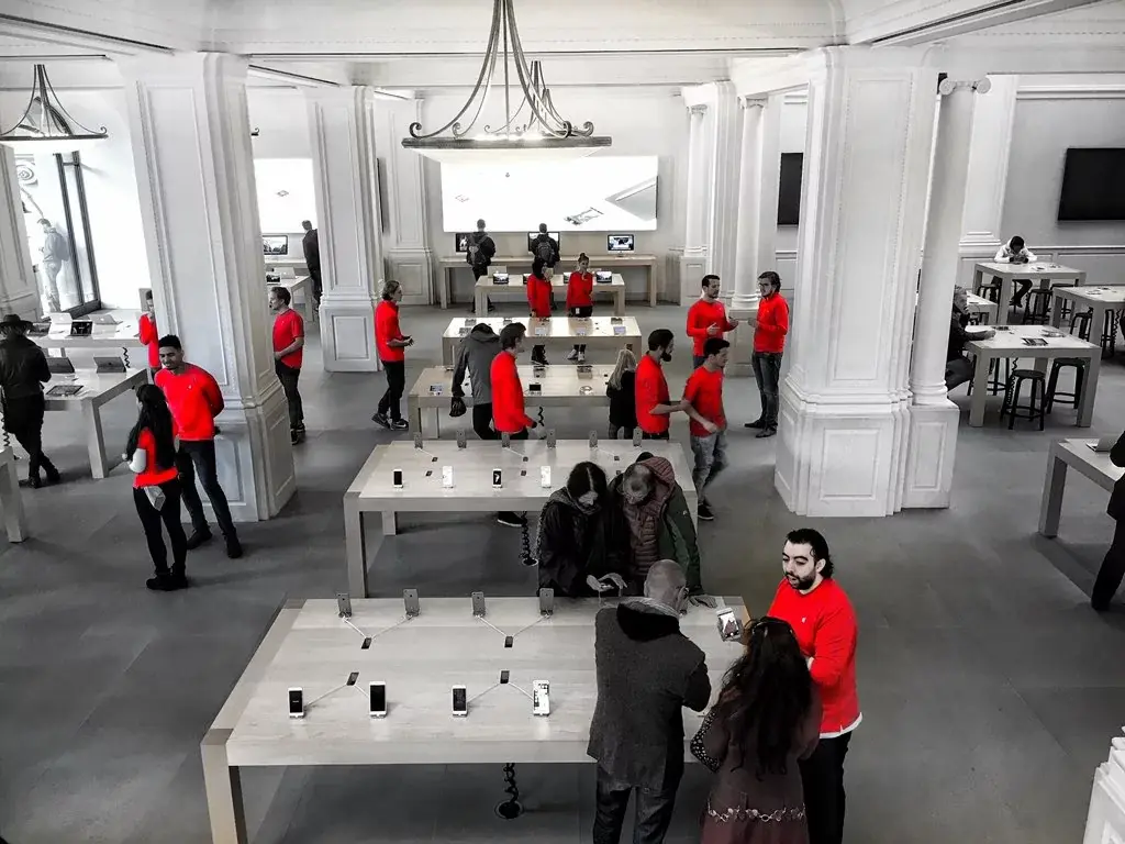 L'image du jour : une petite polaire rouge pour les employés des Apple Store