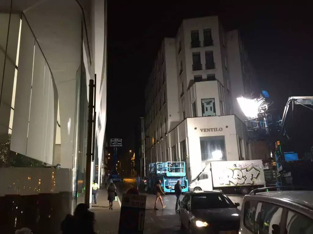 L'image du soir : un tournage vidéo en cours à l'Apple Store de Bruxelles