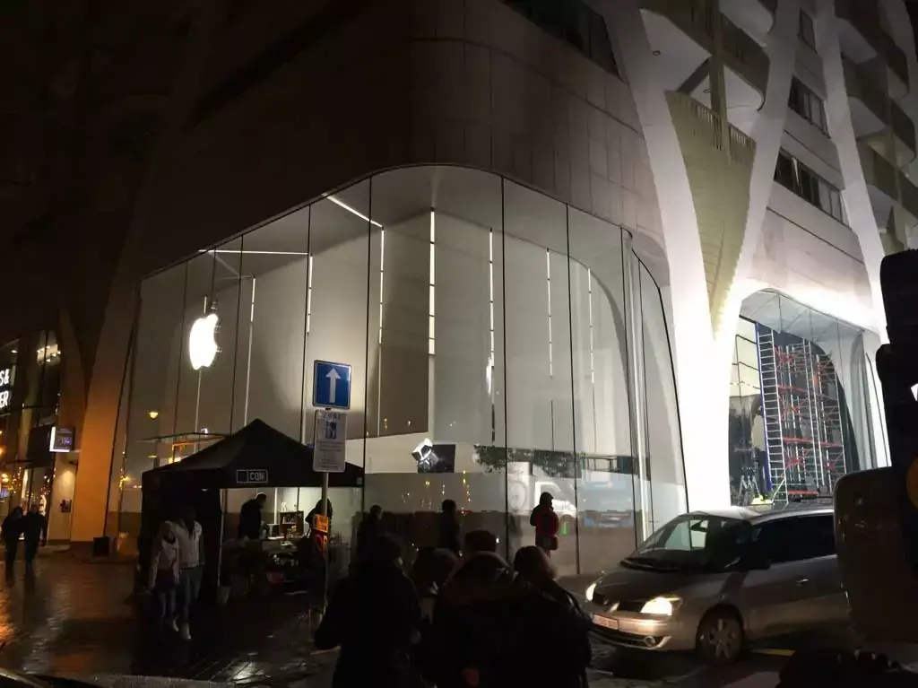 L'image du soir : un tournage vidéo en cours à l'Apple Store de Bruxelles