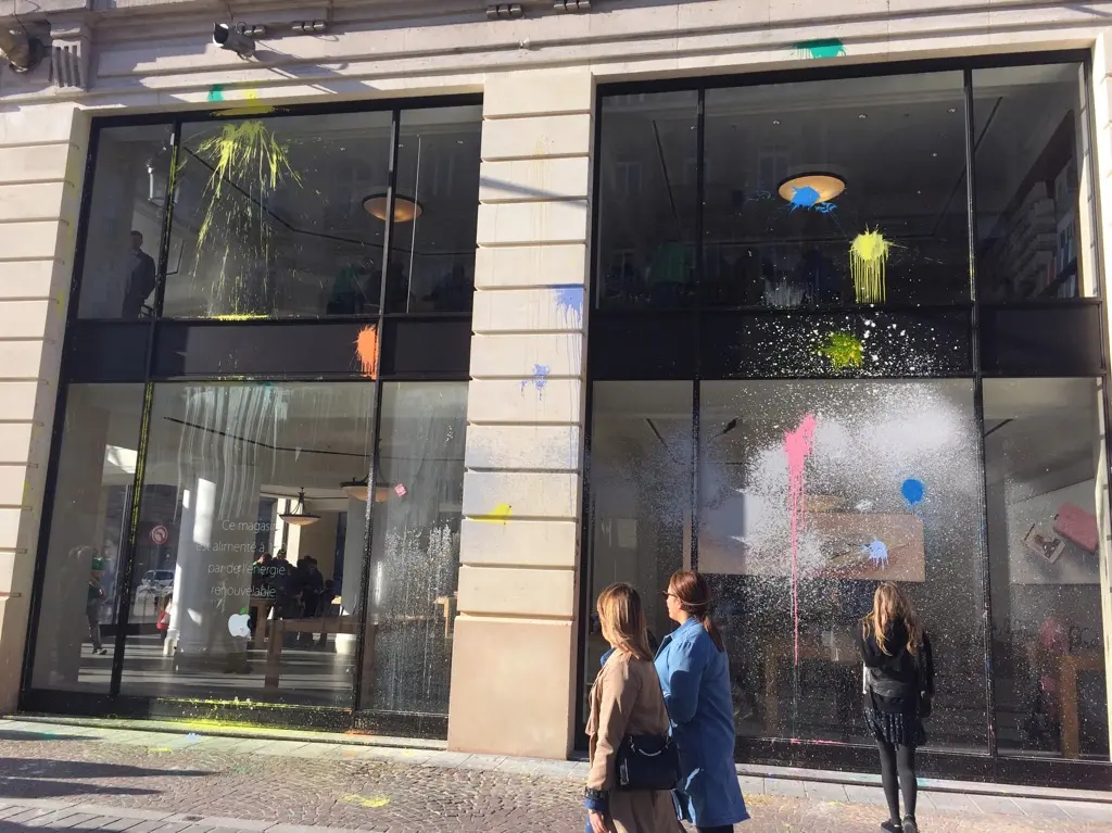 L'Apple Store de Lille "redécoré" par les manifestants (photo)