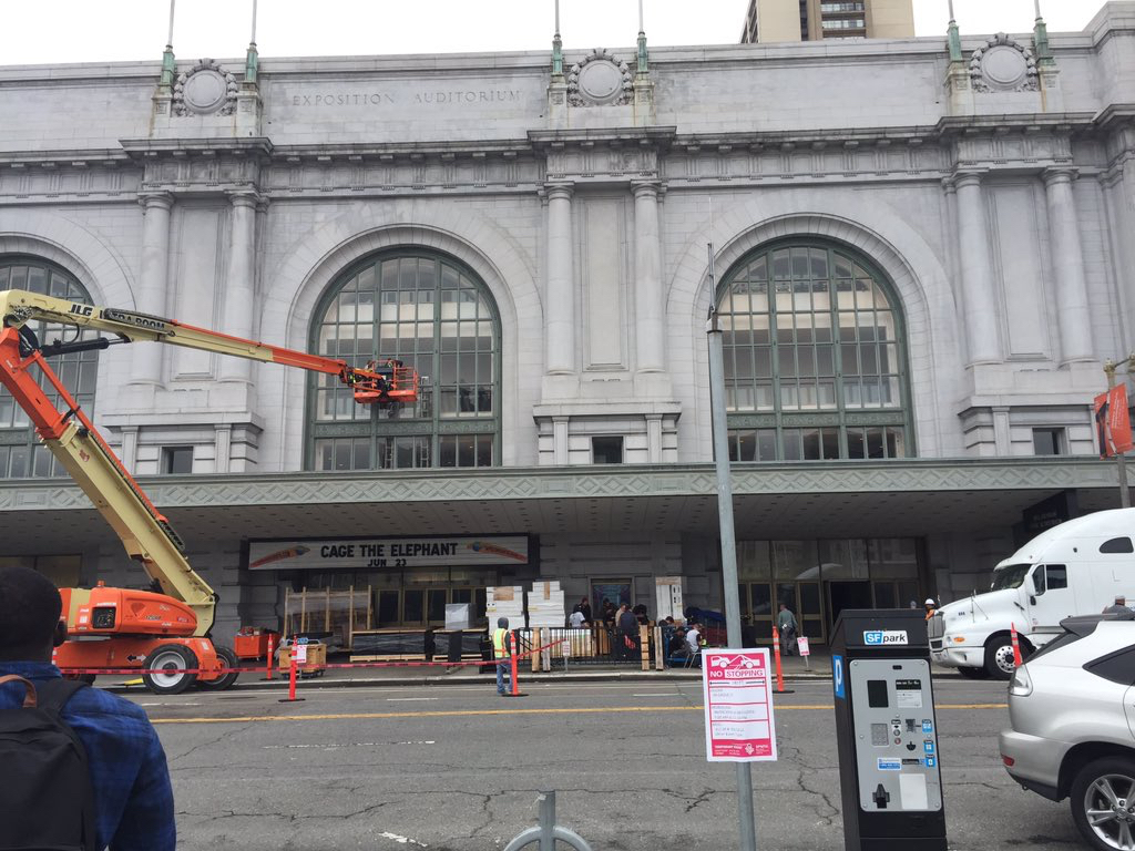 Keynote : Apple prépare le Bill Graham Civic Auditorium (avec des tubes jaunes chelous)