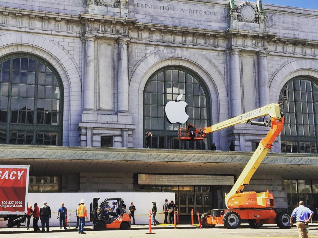 L'image du soir : une Pomme sur le Bill Graham Civic Auditorium pour la #WWDC