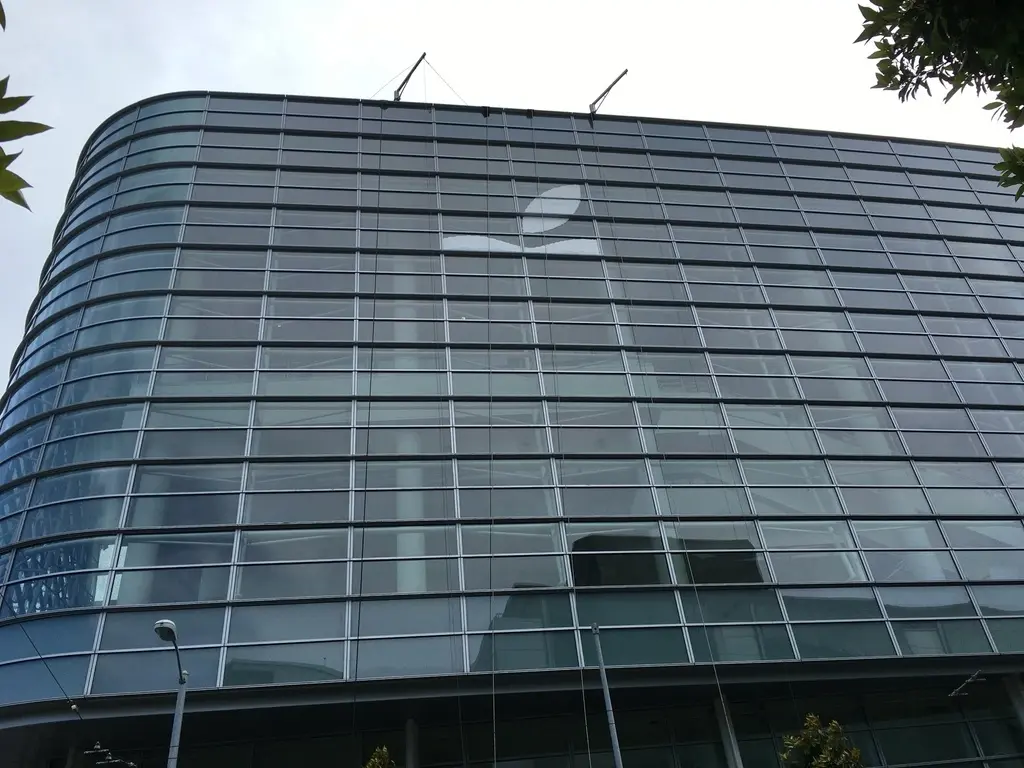 Au tour du Moscone West d'arborer le logo Apple pour la #WWDC