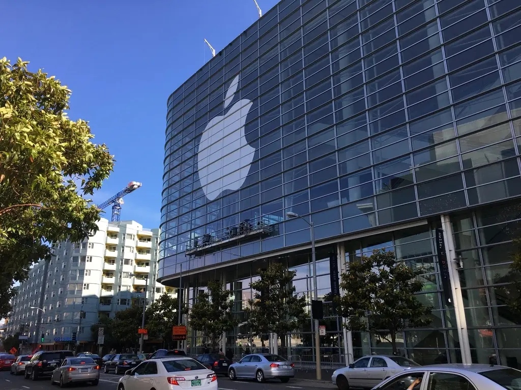 #WWDC16 : toutes les photos en direct de San Francisco (et une Tesla chez Steve Jobs)