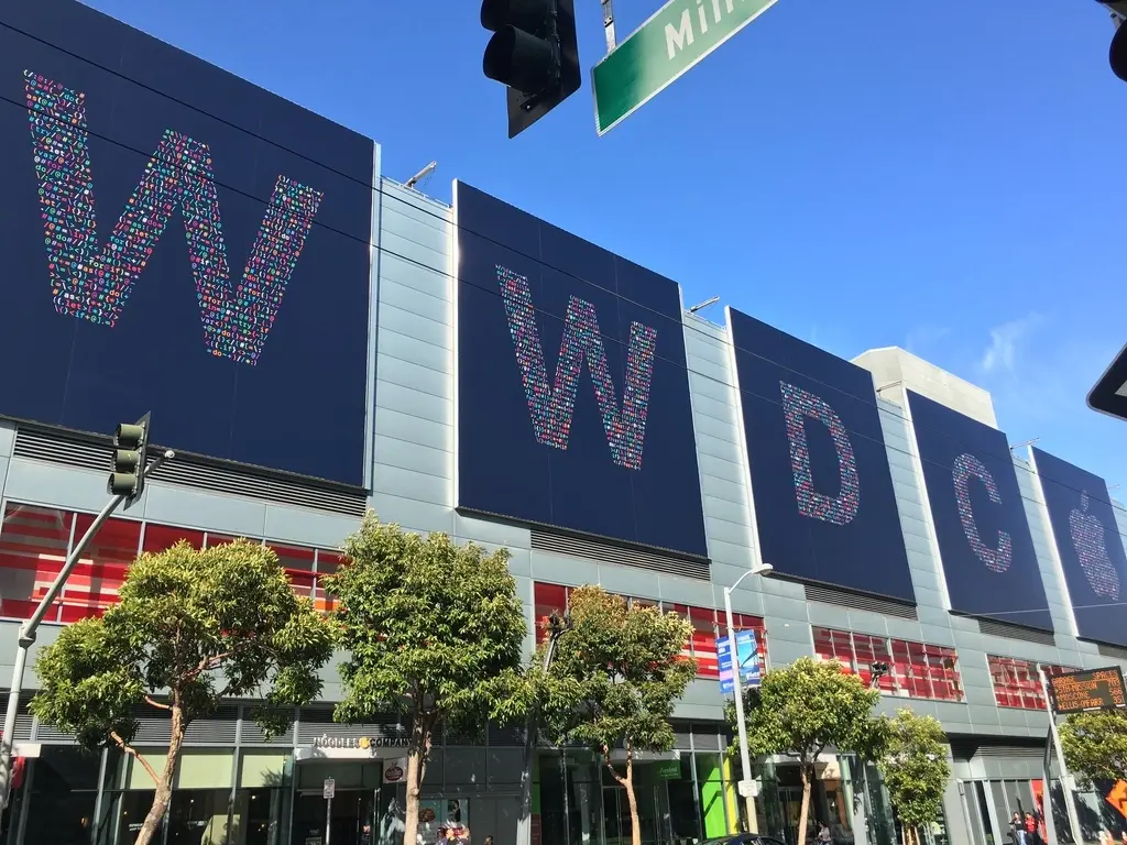 #WWDC16 : toutes les photos en direct de San Francisco (et une Tesla chez Steve Jobs)