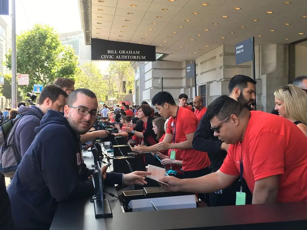 #WWDC2016 : voici le badge, le sweat-shirt et plein d'autres photos en direct !