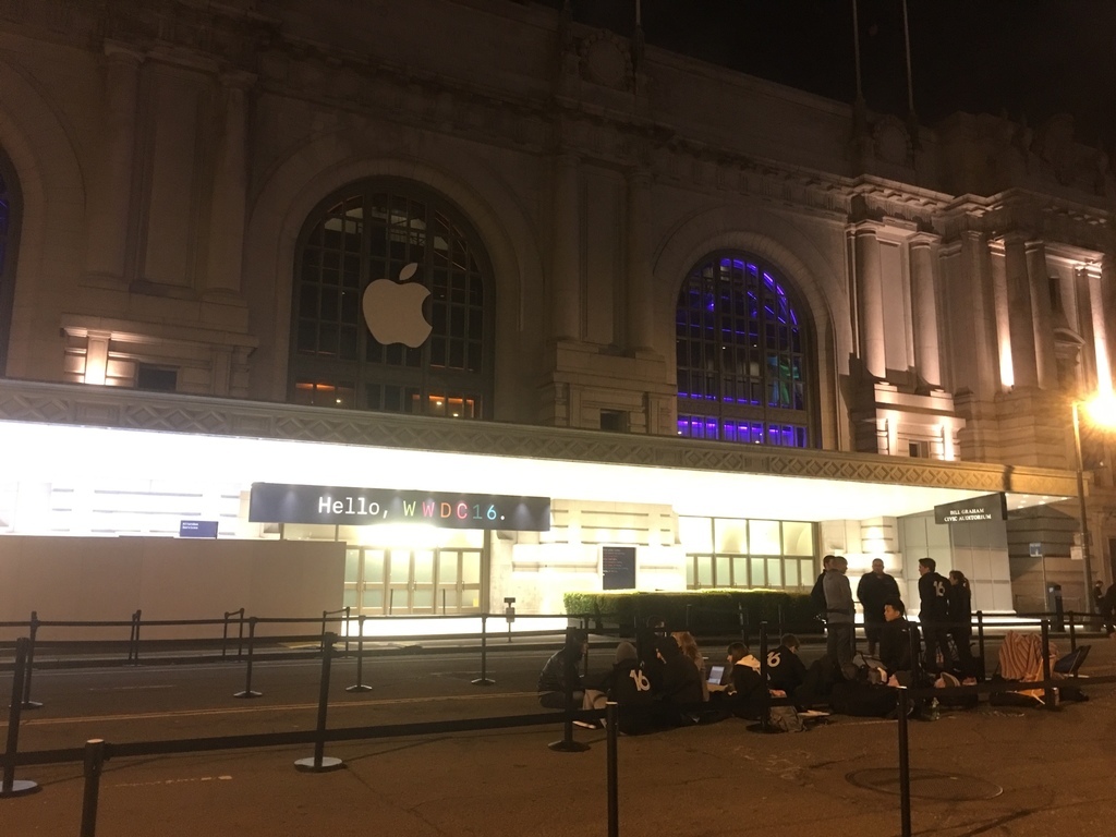 #Keynote : il y a déjà du monde devant le Bill Graham Civic Auditorium !