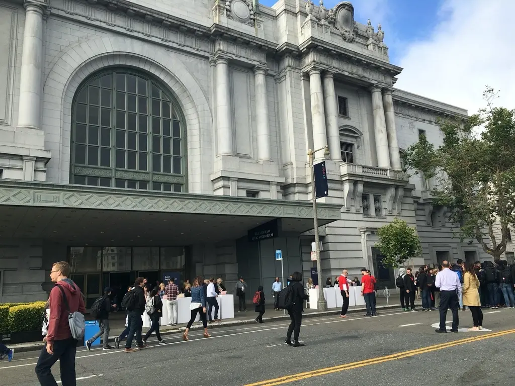 #WWDC2016 : Apple commence à ouvrir ses portes et il y a foule ! (photos)