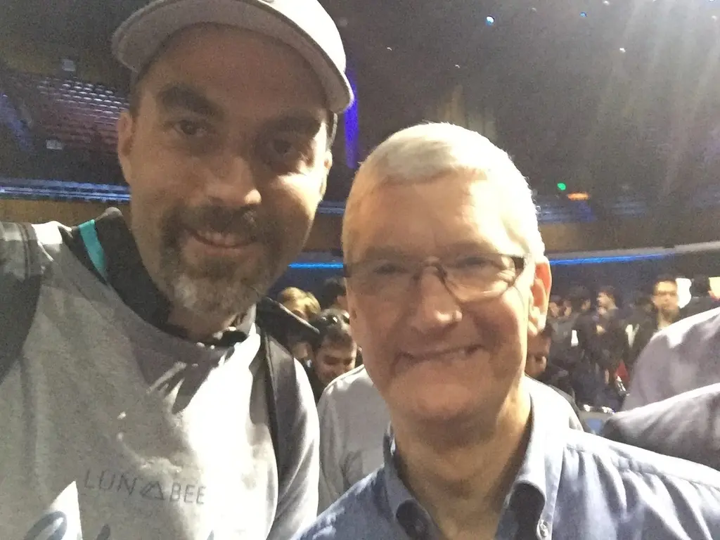 Quand Tim Cook et Jony Ive se prêtent au jeu des selfies après la keynote