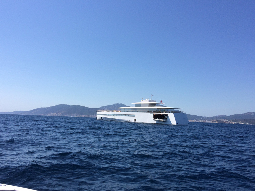 L'image du jour : le yacht de Steve Jobs en balade en Corse (MAJ : avec de belles photos)