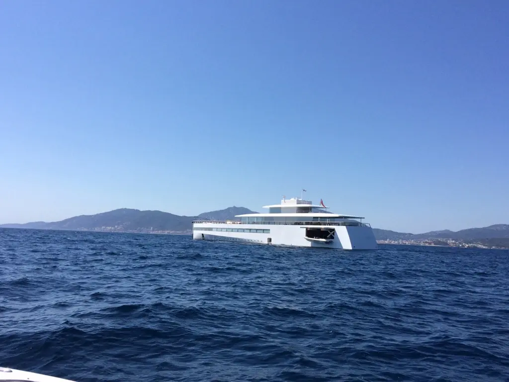 L'image du jour : le yacht de Steve Jobs en balade en Corse (MAJ : avec de belles photos)