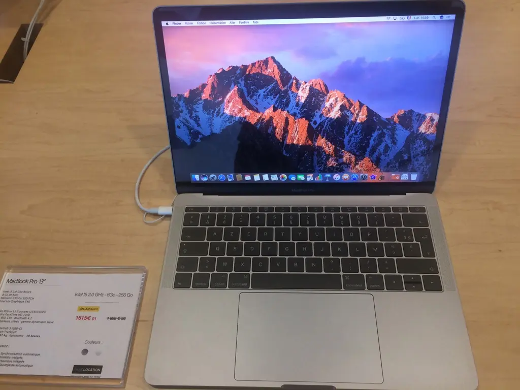 Le MacBook Pro 2016 est visible à la Fnac (photos)