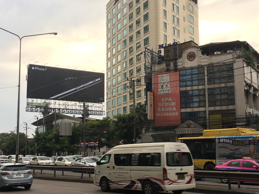 L'iPhone 7 envahit les murs de Bangkok (photos)