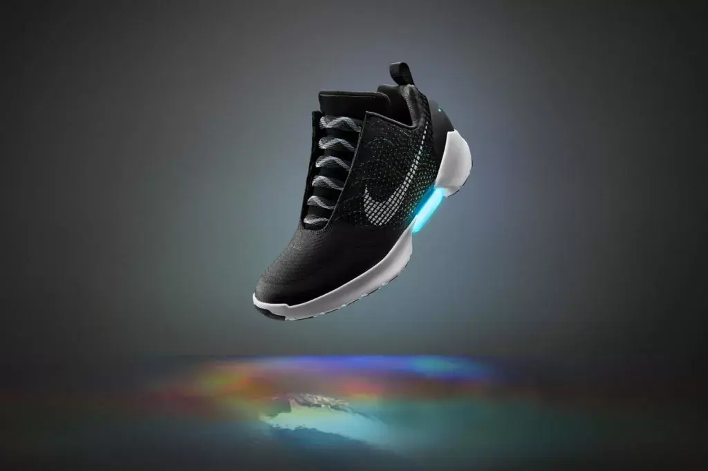 Des baskets connectées, avec des faux airs de "retour vers le futur"