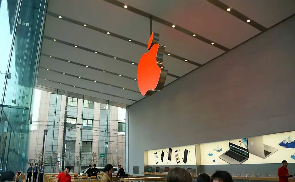 Le logo des Apple Store vire au rouge (photos)