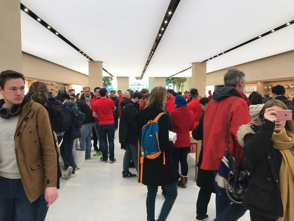 Quelques (belles) photos de l'ouverture de l'Apple Store St Germain