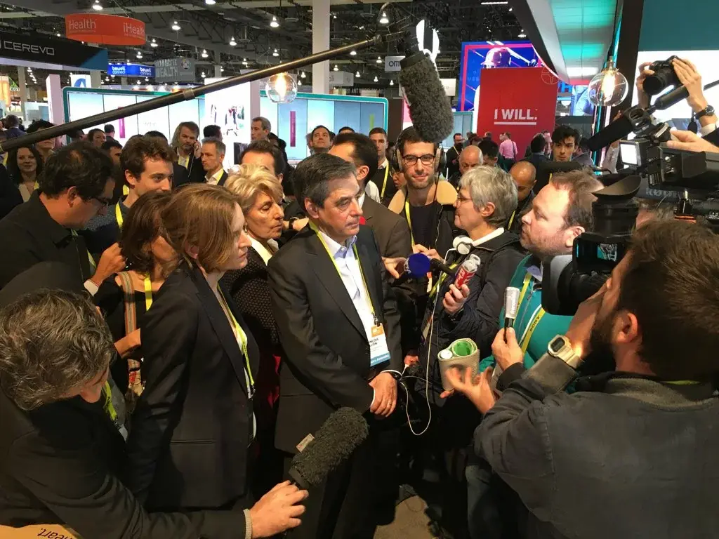 L'image du soir : François Fillon prend son bain de foule à Las Vegas lors du #CES