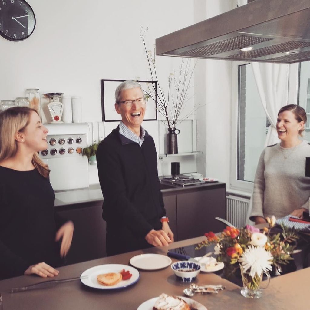 L'image du soir : Tim Cook fait sauter les crêpes en Allemagne ! (au sens propre)