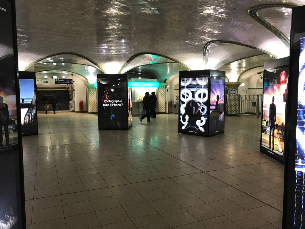 L'image de la nuit : une "expo iPhone 7" à Saint-Lazare