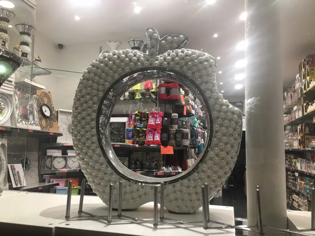 L'image du jour : une Pomme croquée pleine de strass sur l'avenue de Clichy