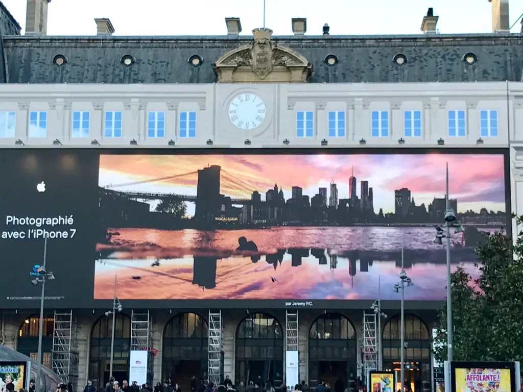 En images : une pub "iPhone 7" géante  à St Lazare et une relique des années 90