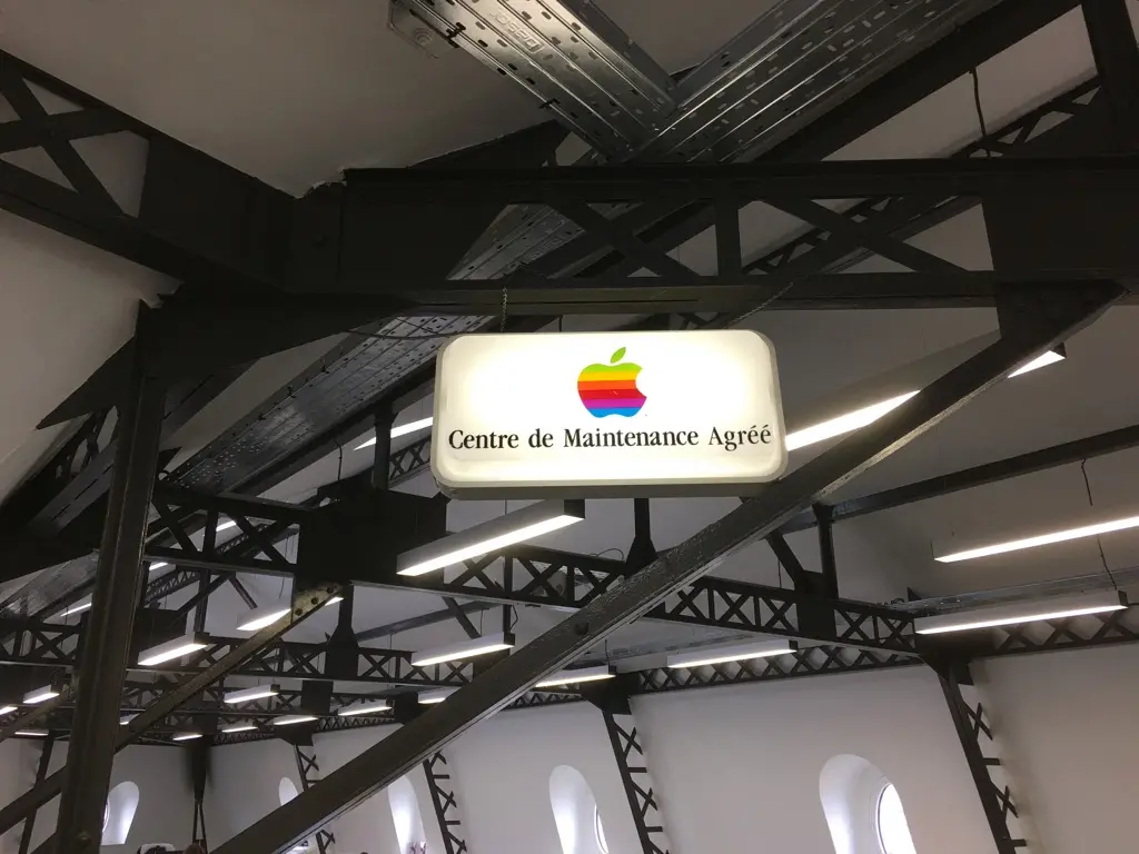 En images : une pub "iPhone 7" géante  à St Lazare et une relique des années 90