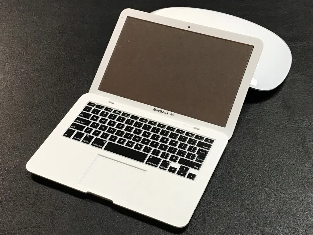 L'image du soir : un Apple Store communiste et un miroir en forme de MacBook Air