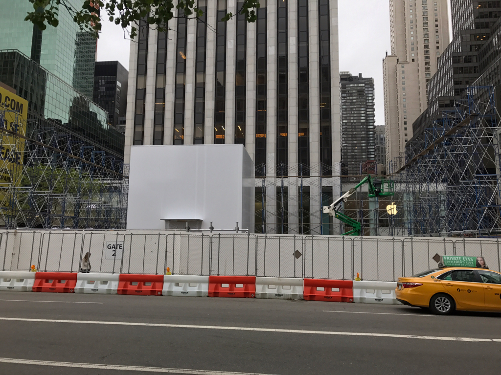 L'image du jour : le cube new-yorkais d'Apple est prêt à être démonté