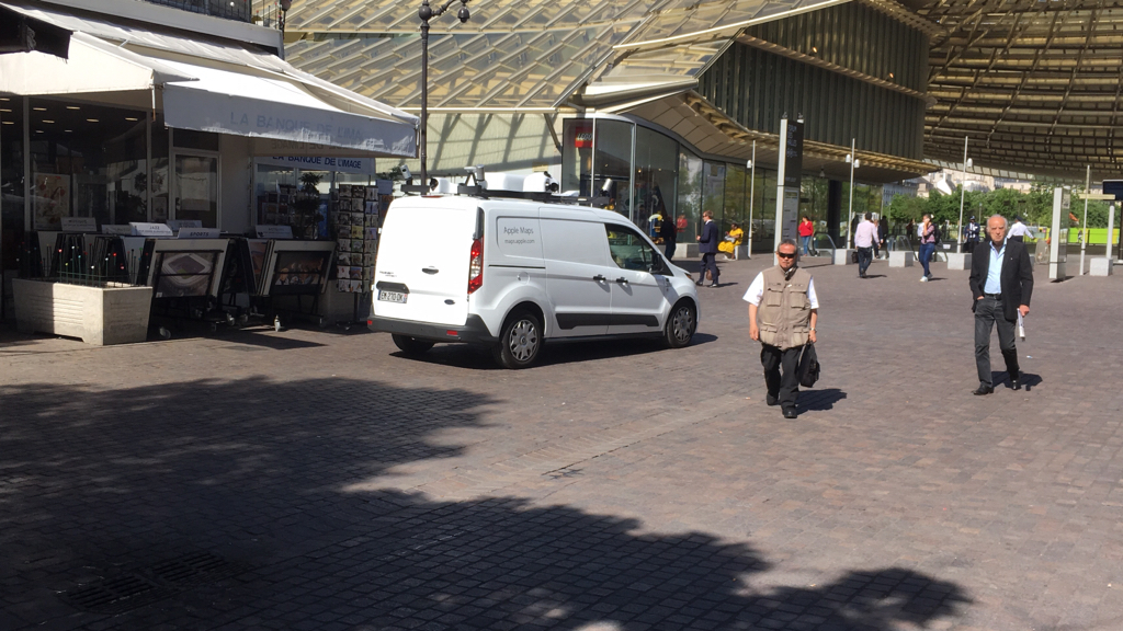 L'image du jour : les voitures d'Apple Maps continuent leurs petits tours parisiens