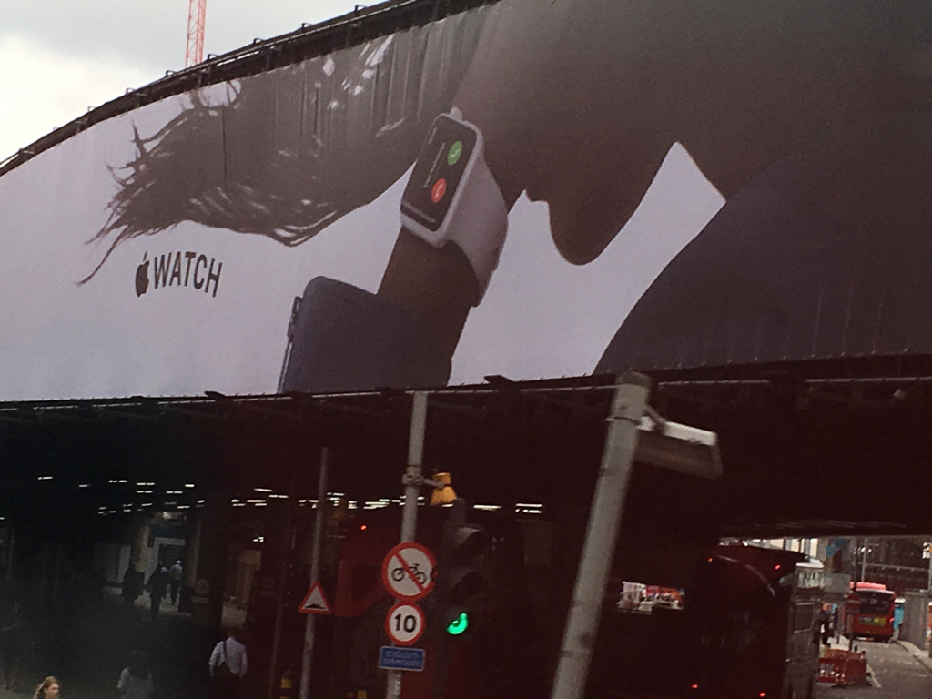 L'image du jour : l'Apple Watch fait sa pub sur le pont de Londres