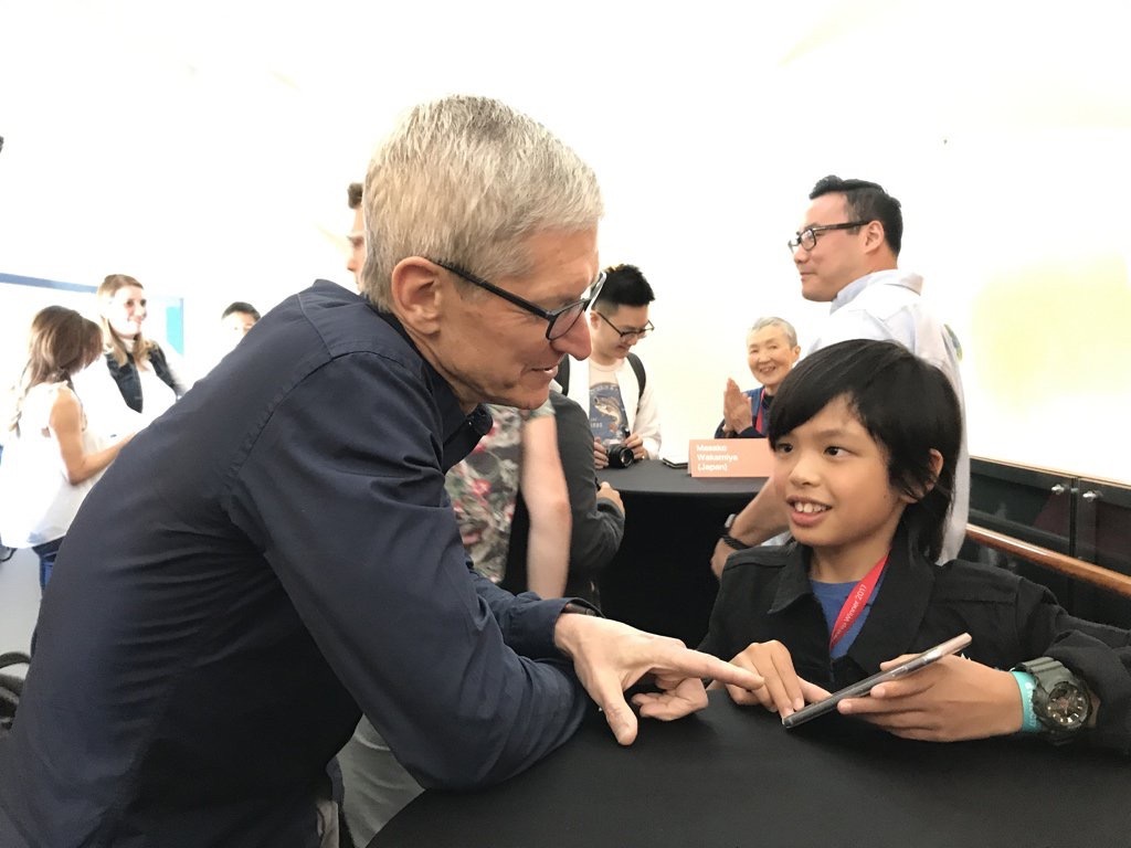 #WWDC : le plus jeune développeur crée une app en une heure dans l'avion (photo Tim Cook)