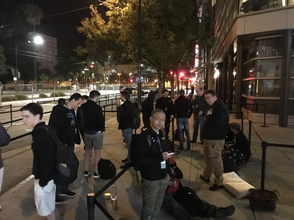 #WWDC : la file d'attente se forme déjà devant le McEnery Convention Center (photos+vidéos)