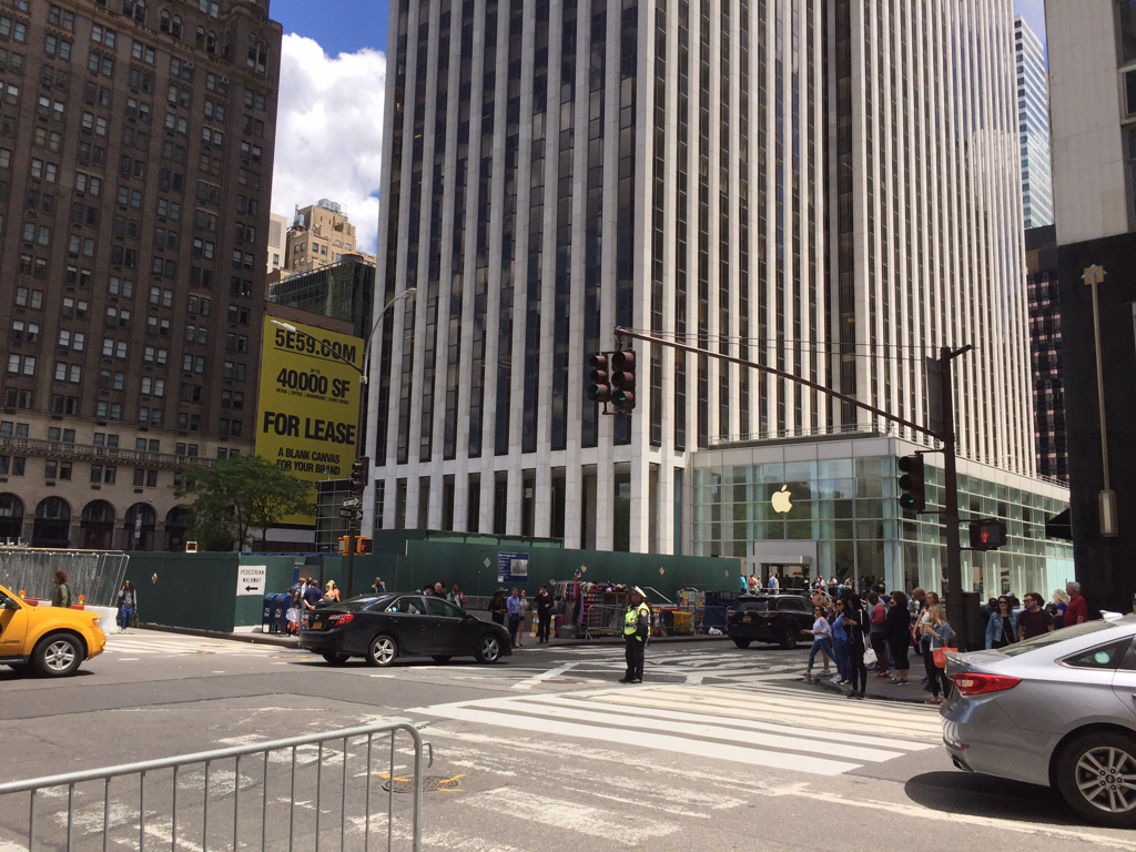 Pendant ce temps, à l'Apple Store de New York (sans son cube)