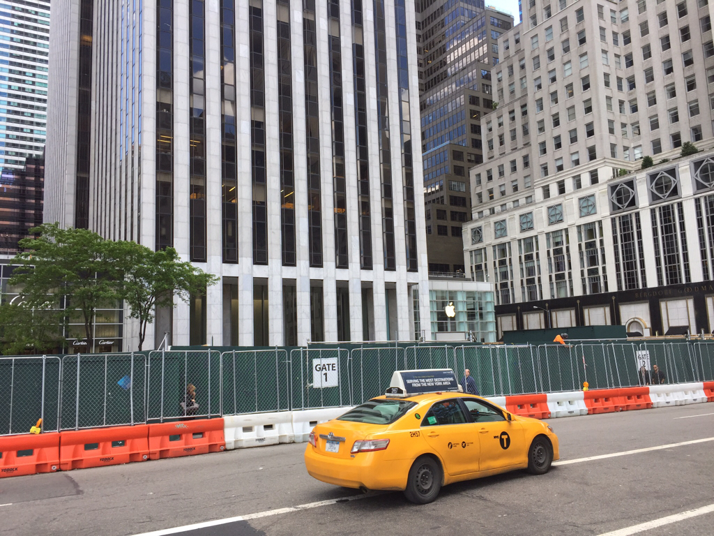 Pendant ce temps, à l'Apple Store de New York (sans son cube)