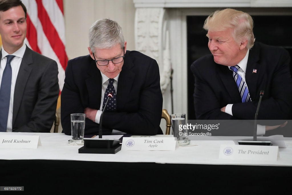 L'image du jour : l'ineffable Tim Cook face au Président Trump (roman photo)