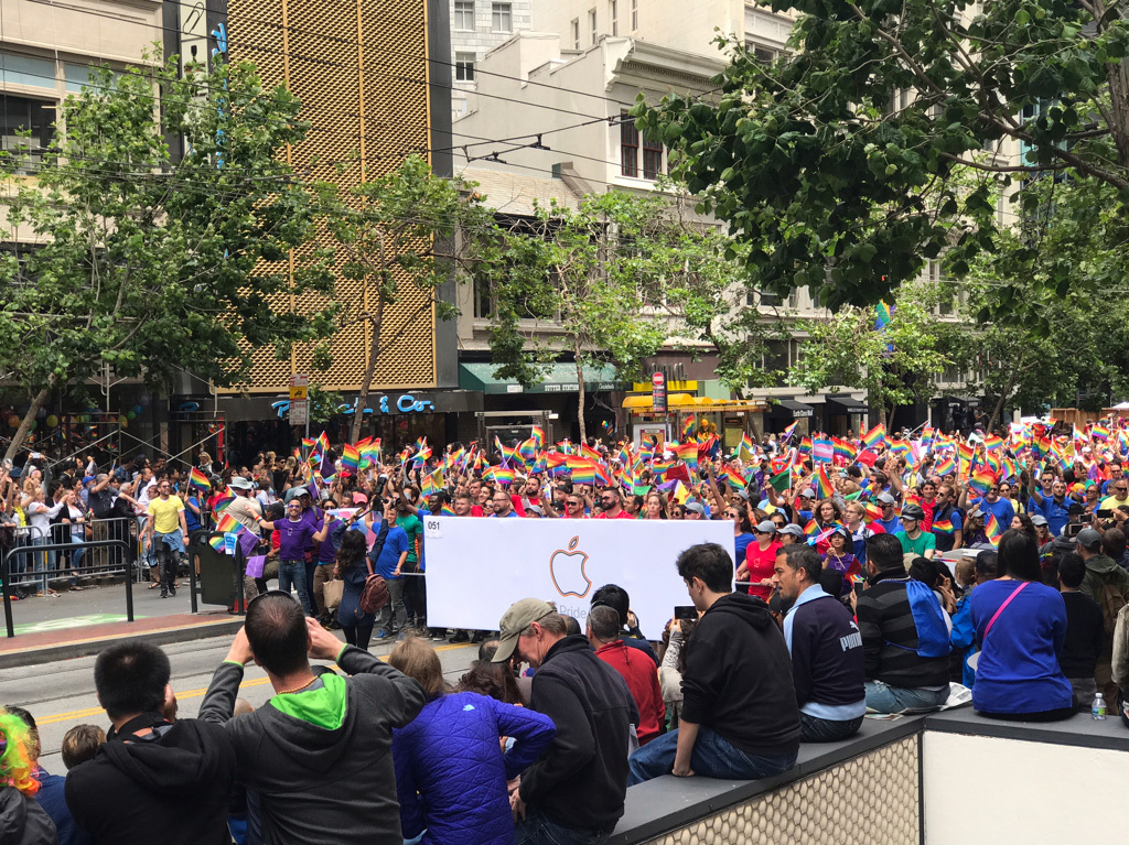 L'image de la nuit : le cortège Apple de la Gay Pride de San Francisco