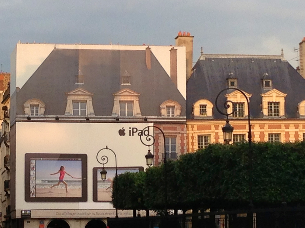 L'image du jour : Apple, toujours reine de la place des Vosges