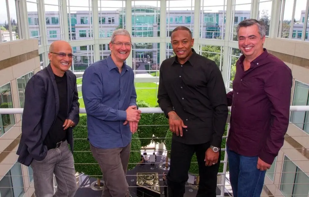 Jimmy Iovine, Tim Cook, Dr Dre et Eddy Cue tout sourires avec le rachat de Beats par Apple.