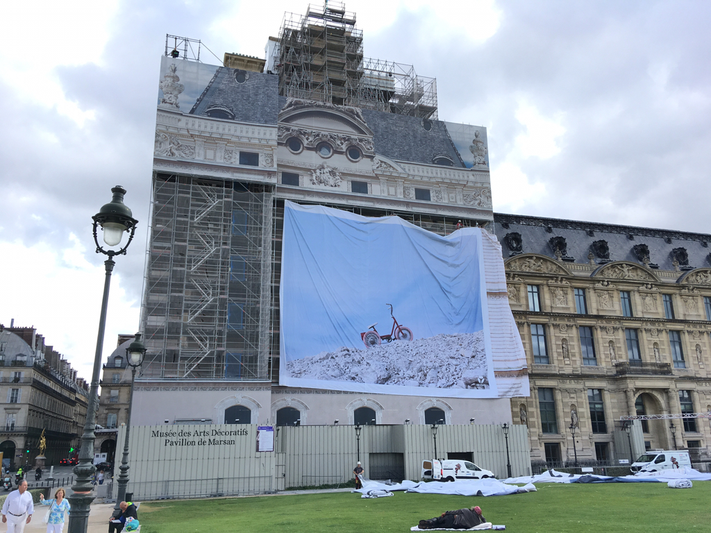 Photos : le film "Détour" (de Michel Gondry) fait aussi sa pub devant le Louvre