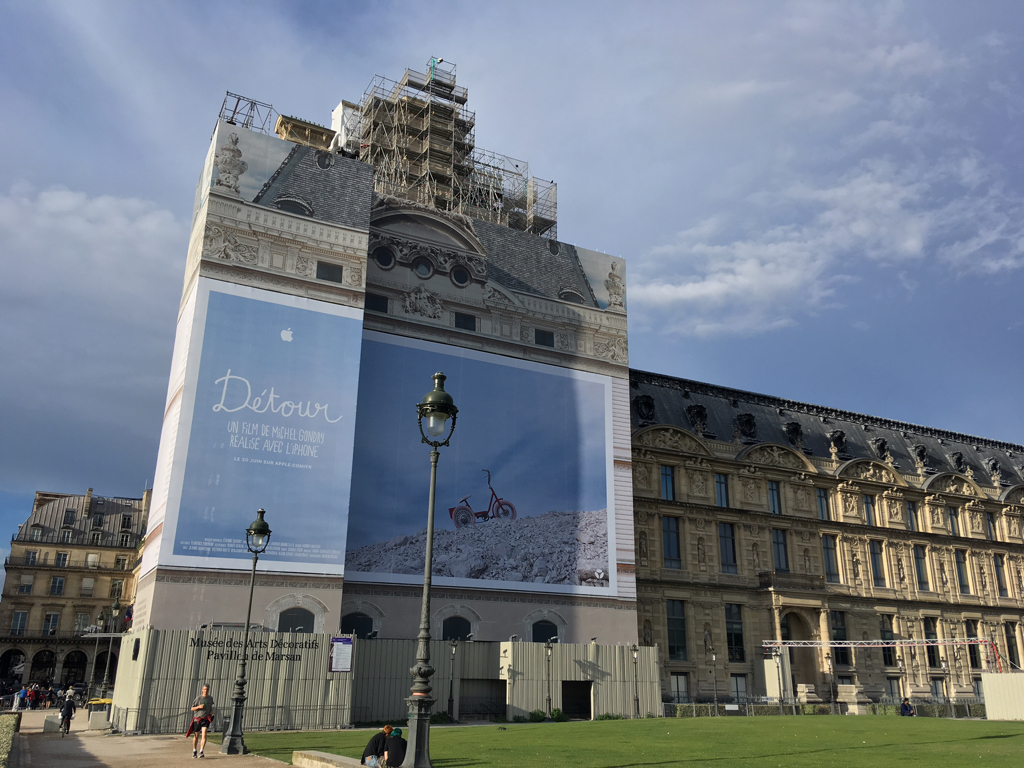 Photos : le film "Détour" (de Michel Gondry) fait aussi sa pub devant le Louvre