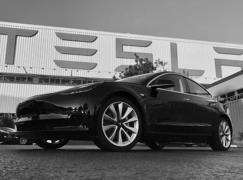 L'image du jour : Elon Musk présente la première Tesla Model 3 sortie d'usine !